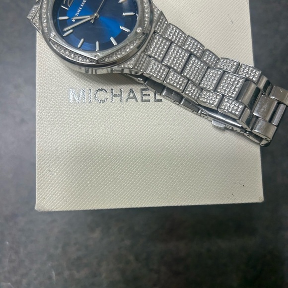 Michael Kors with box Pave Crystal soldout beautiful mint condition ladies watch - Picture 2 of 9